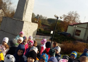Grupa Podróżnicy przy pomniku ku czci Józefa Piłsudskiego